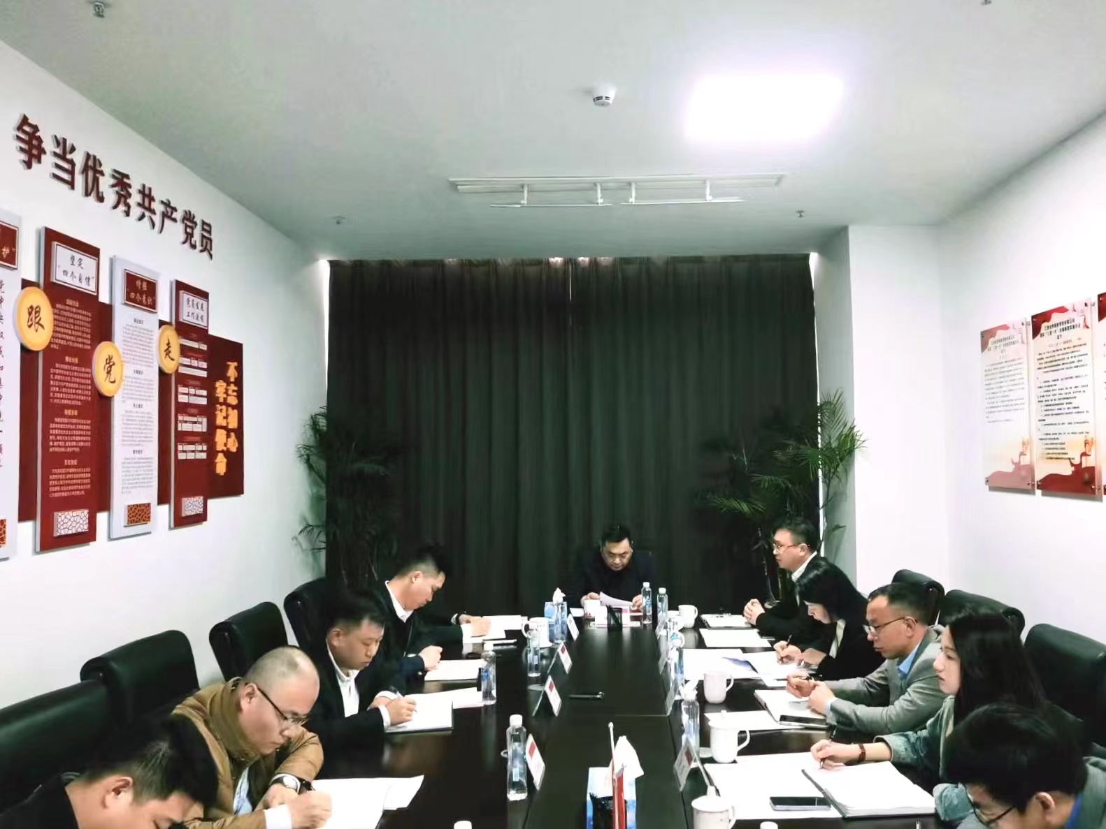 省供销集团党委书记、董事长陈立新一行到 省供销新零售公司调研座谈